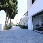 With Pool And Stunning 180 Degrees View *