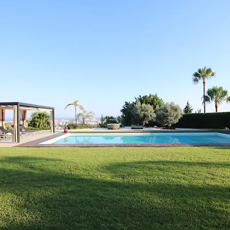 With Pool And Stunning 180 Degrees View מיחאס