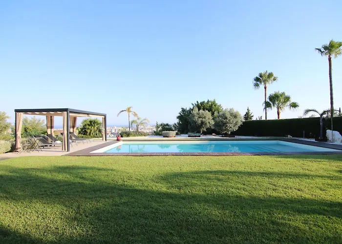With Pool And Stunning 180 Degrees View מיחאס