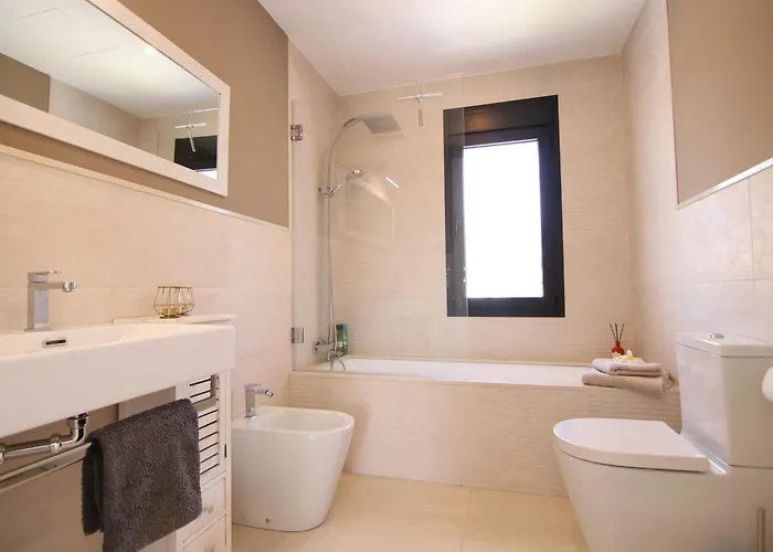 With Pool And Stunning 180 Degrees View מיחאס