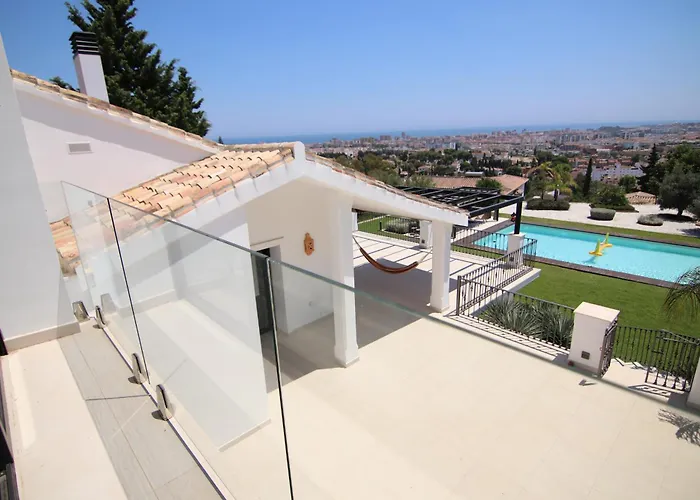 With Pool And Stunning 180 Degrees View מיחאס
